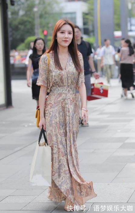 轻熟风 年轻女性的轻熟风穿搭,一件复古花纹连衣裙,稳重又俏皮