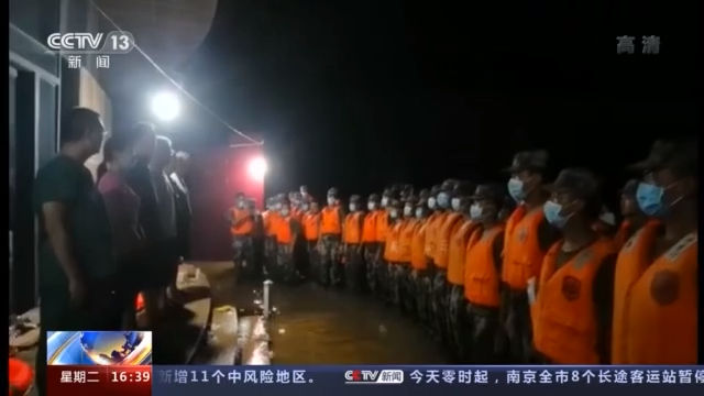 医护人员|河南卫辉城区水位上涨 人民子弟兵紧急出动转移被困群众