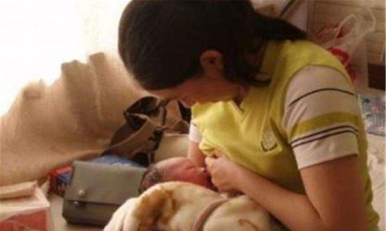 泌乳|双胞胎兄弟,一个从小喝母乳,一个喝奶粉,长大后差距太明显