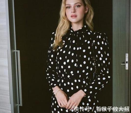 时尚感|布鲁克林女友“逆天”，穿白T秀胸肌太帅气，时尚感不输超模