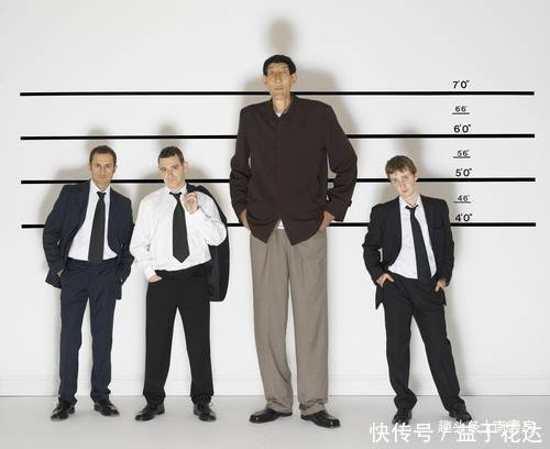 世界第一|身高2.36米的“巨人”，曾不顾医生阻拦执意生下一娃，后来怎样