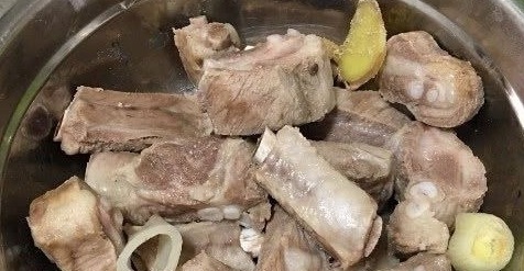 为何排骨焯水后又腥又柴?大厨:用错水,就别怪排骨难吃不入味!