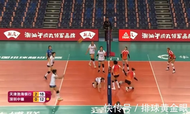 王宝泉|袁心玥险受伤！拦网和刘晏含相撞倒地，王宝泉不懂保护球员惹争议