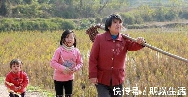 村民|奶奶带孙子参加酒席,回家后被大家“拉黑”,村民:你自己管吧