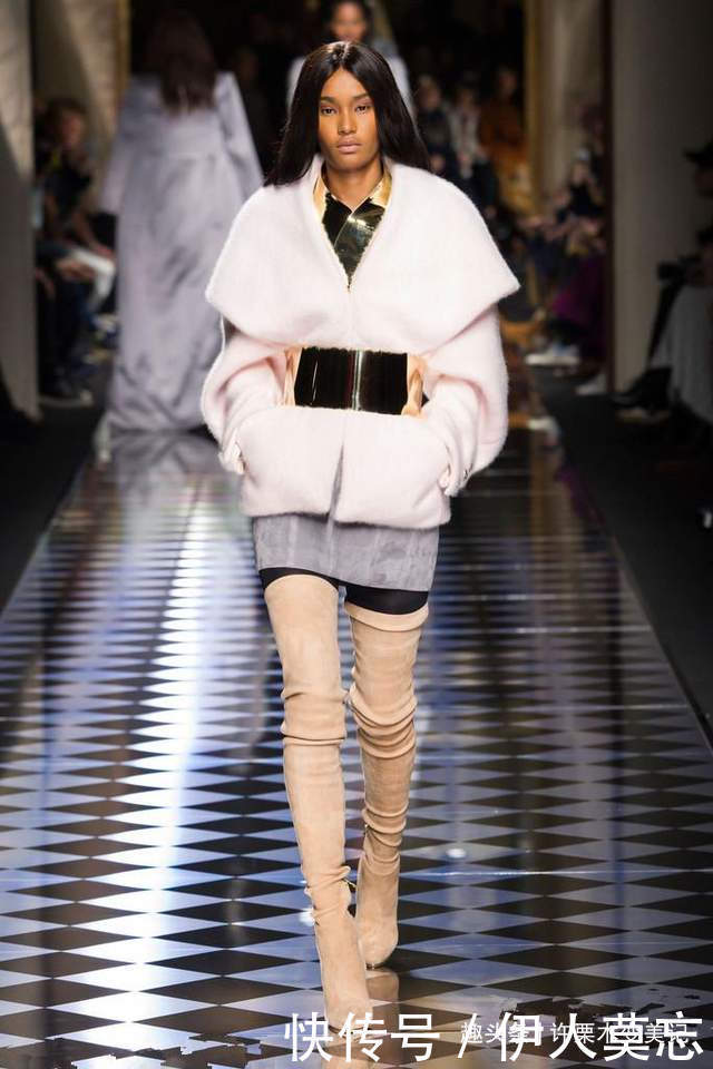 今冬穿羽绒服少配短靴,太土气建议选这4双鞋子,个性又时尚