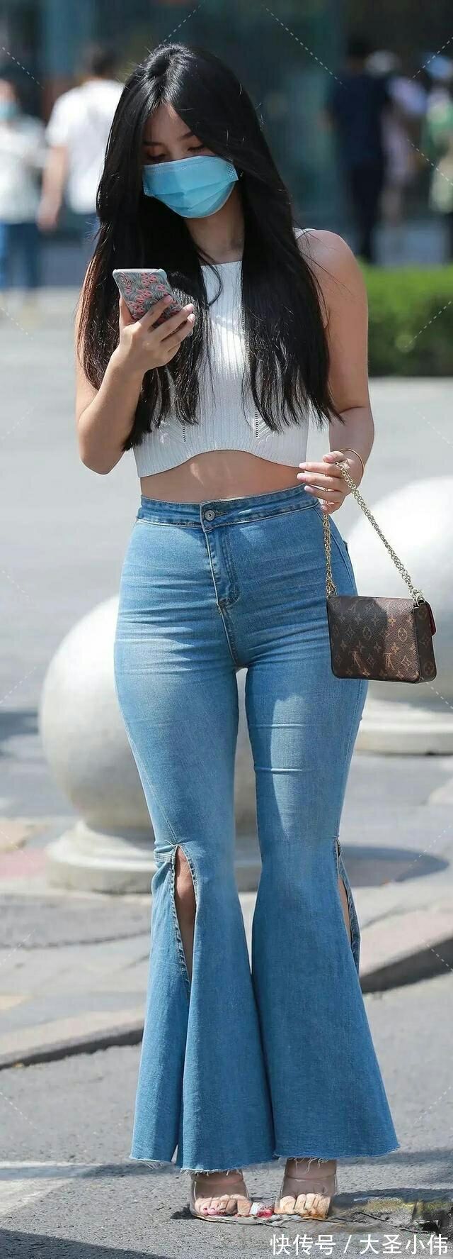 好身材|美女街拍:吊带背心搭配牛仔喇叭裤,展现靓丽的好身材,更具时尚格调