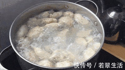 好吃|煮冻饺子,别直接下锅煮!大厨教你三招,饺子嫩滑好吃,不破皮