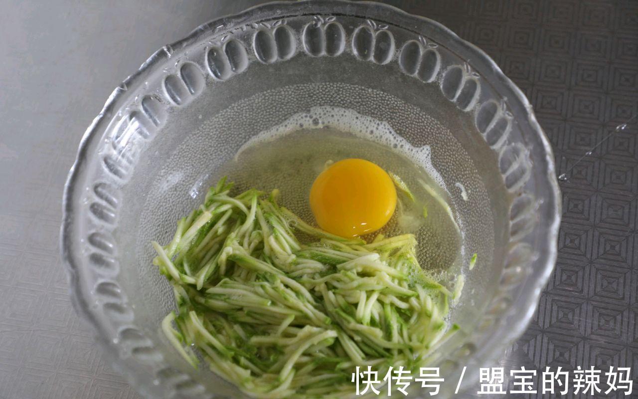 早餐|早起10分钟,给家人做茭瓜鸡蛋饼,鲜嫩可口,卫生还省钱