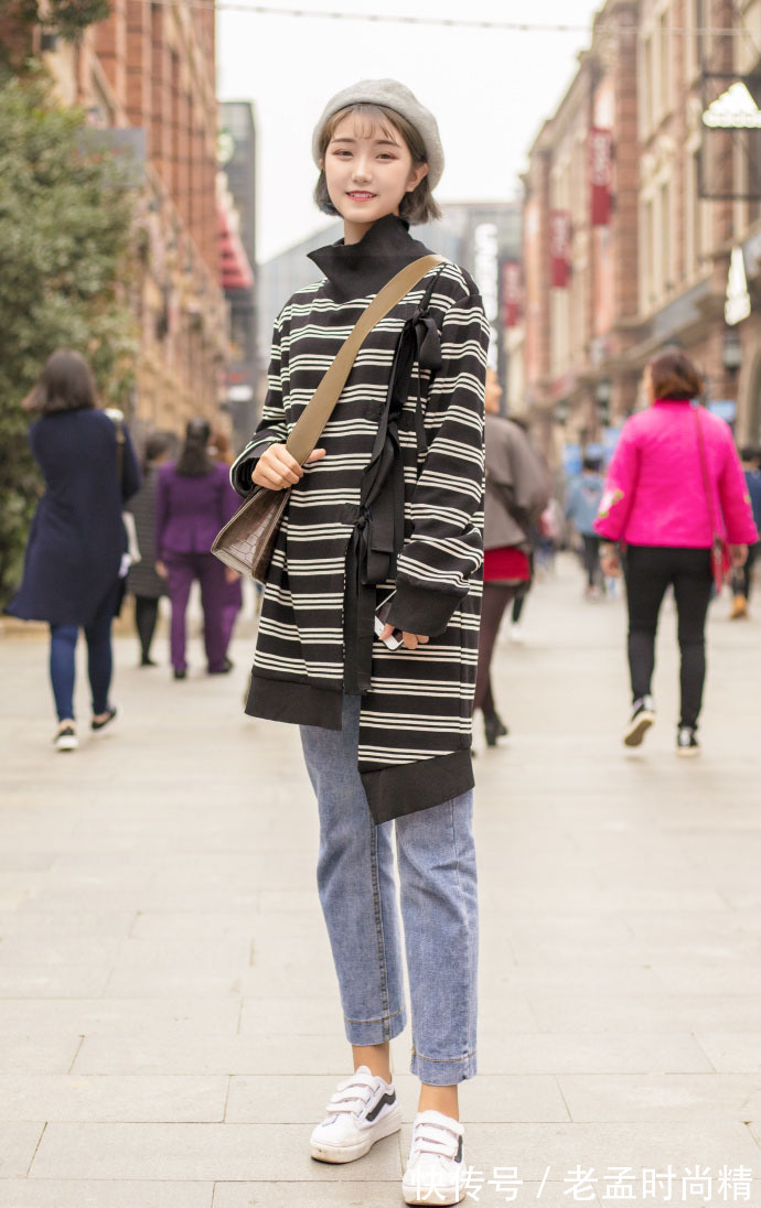 帅气|武汉街拍,米色毛衣 灰色阔腿裤,帅气又时髦!