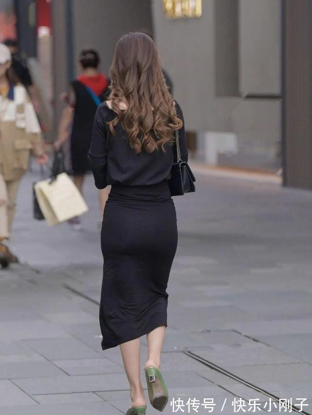 连衣裙 清新活泼的连衣裙装扮不乏气质感,展示美好身材,灵活多变