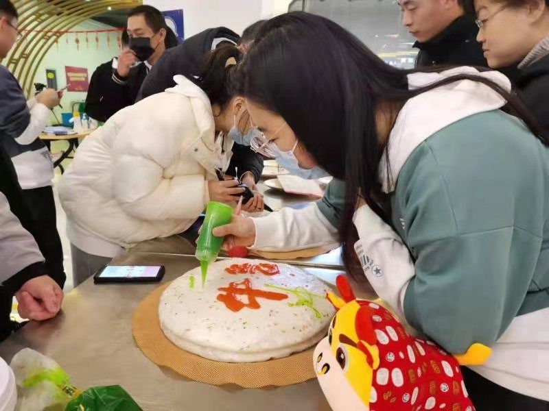 “留校如在家 欢乐过新年”--南昌航空大学校领导和留校学生一起欢度小年