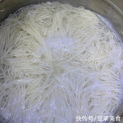 开胃餐|#夏日开胃餐#老少皆宜的葱油拌面