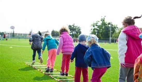 接娃|'妈妈，没人一起玩怎么办'，家长如何应对，决定孩子的社交能力