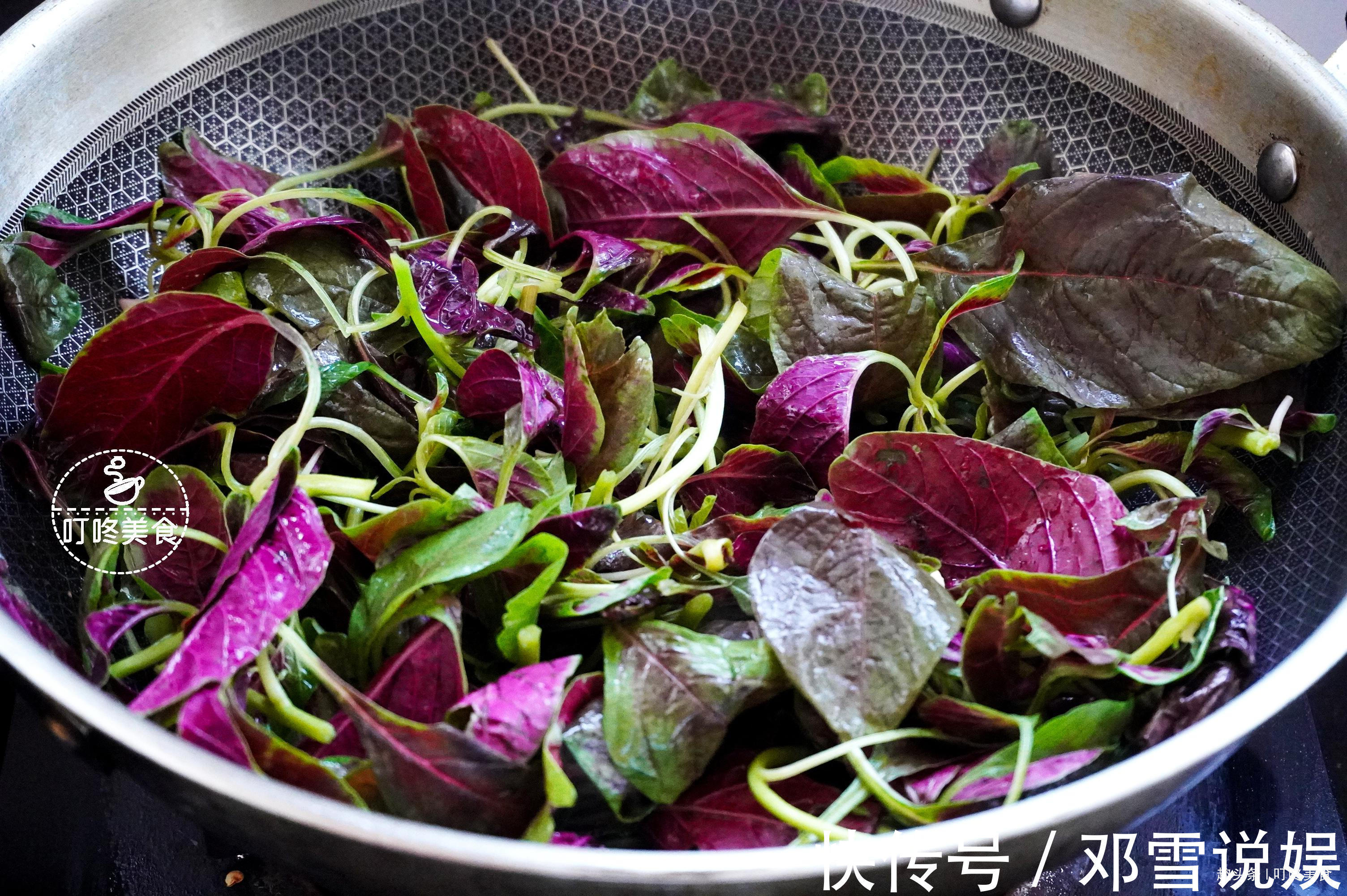 苋菜和皮蛋真是绝配，简单一炒太香了，每回上桌，几下就光盘