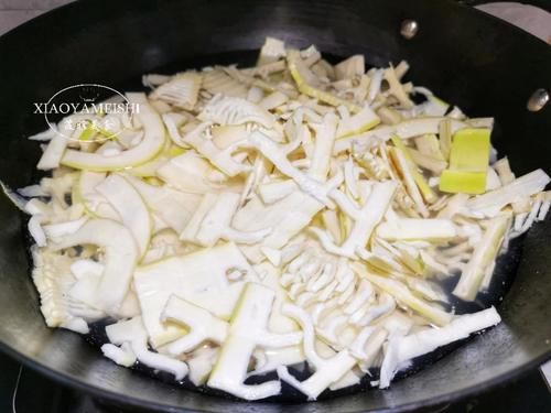 炒春笋|炒春笋，光焯水不行，记得“加1样做1事”，出锅脆嫩不涩不麻嘴