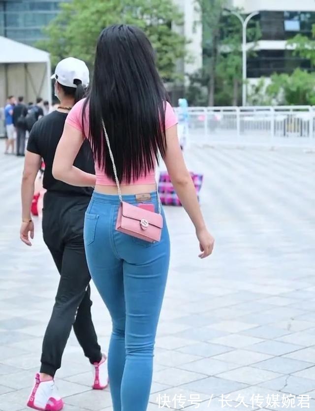 红色高跟鞋|红高腰圆领T恤，与修身长裤搭配，展现出青春靓丽风采