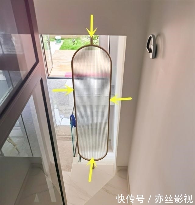 楼梯口|楼梯口正对着客厅，用木格栅隔断，关键比实心隔墙薄，更省空间