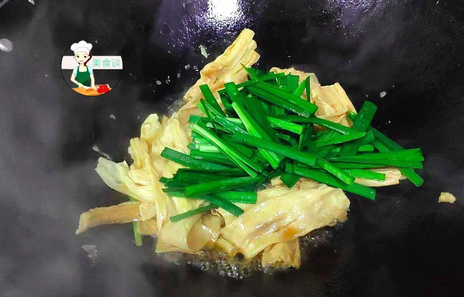 此两样素菜一起炒,不放肉也很鲜美,蛋白质是猪肉4倍,孩子爱吃