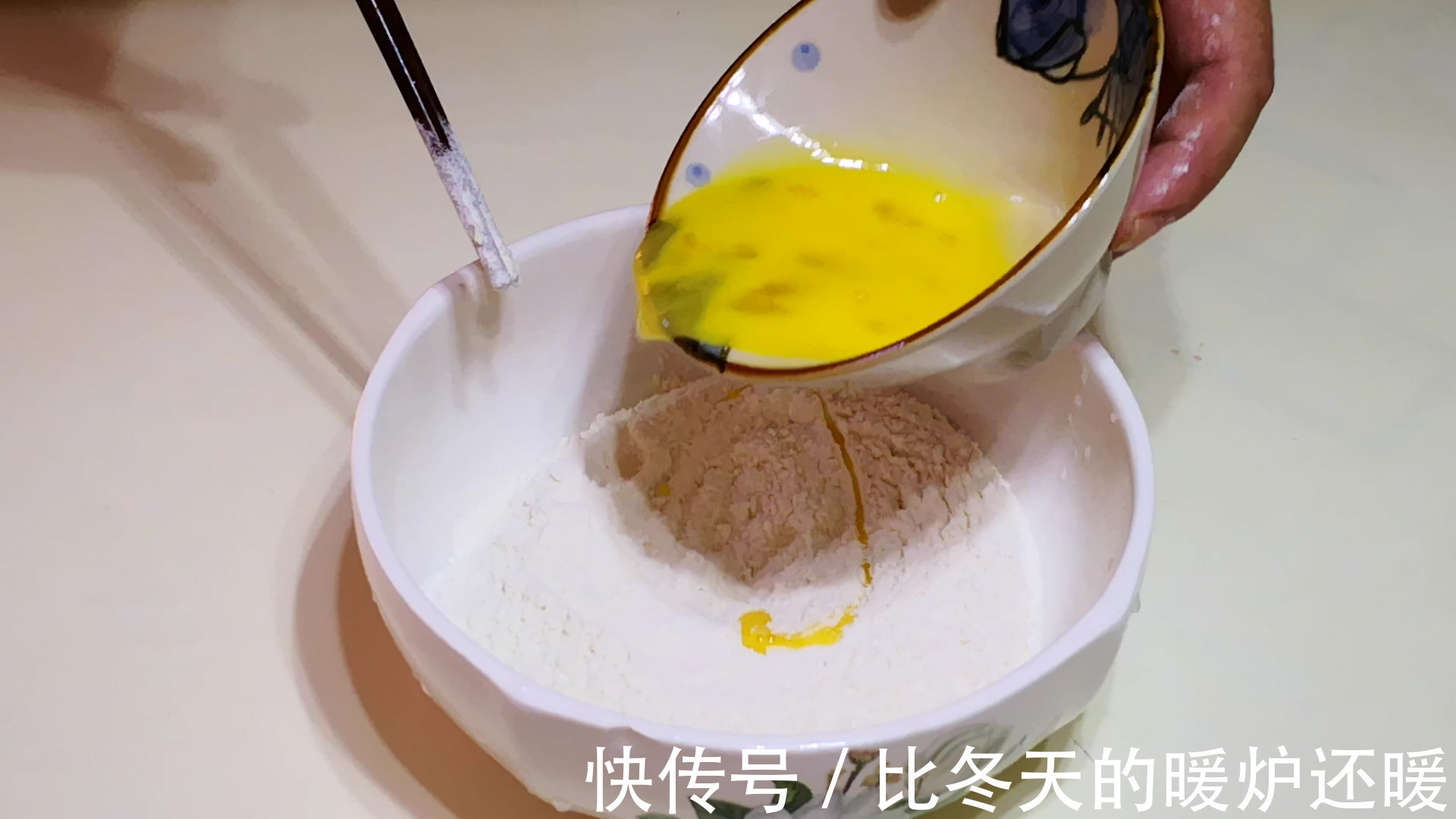 做疙瘩汤别加水搅了，教你一招，疙瘩又小又均匀，好吃好喝好消化