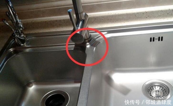 地漏|九成人洗衣机管直接插地漏，太笨了！瞅瞅聪明人怎么做，真是高级！