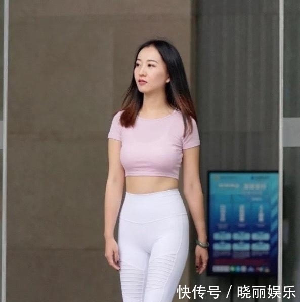 紧身 穿打底裤的美女那么的有气质,简单的装扮,连背影都很迷人