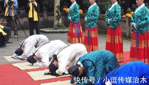 銮披汶·颂堪|拉玛五世就废除了的匍匐式跪拜礼,为何在拉玛九世时期得以恢复?