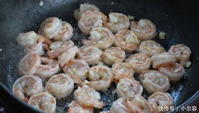  清洗干净|葱爆虾仁没香味？把握3个小技巧，味道鲜美，色泽红亮