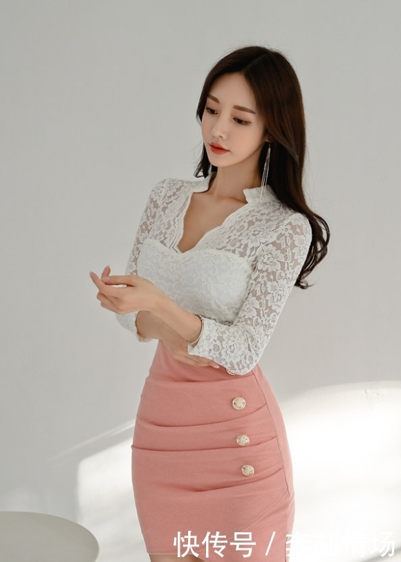 美人图鉴孙允珠：花纹印刻雪纺衫搭配浅粉皱褶包臀裙