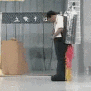 |搞笑GIF:美女的卫衣裙子真不错,这下都知道你身材好了