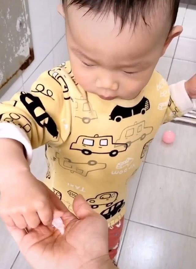 孤帆远影|妈妈上厕所发现没纸了,求助儿子,宝宝送来手纸那一刻妈妈无语了