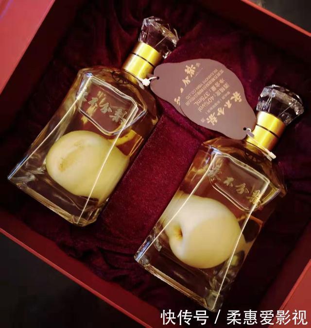 五粮液“永不分梨”酒,整梨是怎么放进去的?