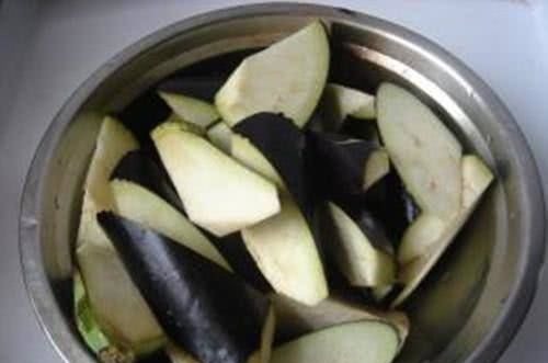 现在才晓得,炒茄子不能先放油,大厨教你1招,不发黑也不吸油