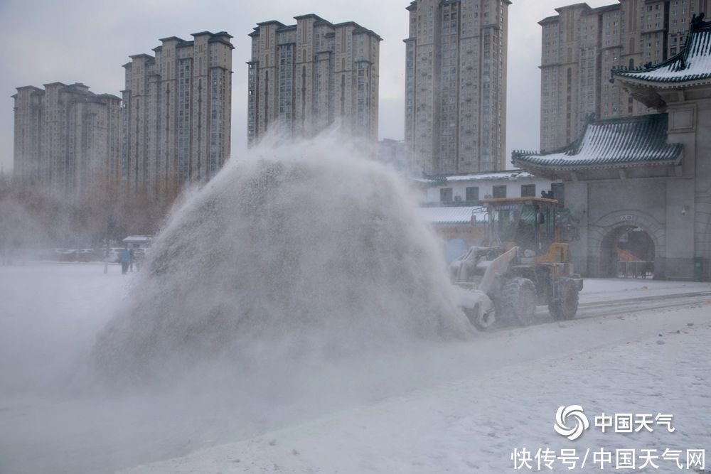 雪浪滚滚 吉林市北山风景区清雪场面壮观