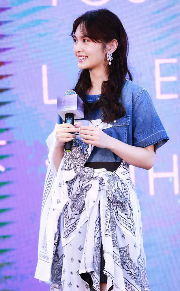 杨丞琳|杨丞琳穿着“丝巾裙”,美成20岁小女孩,难怪李荣浩这么爱她