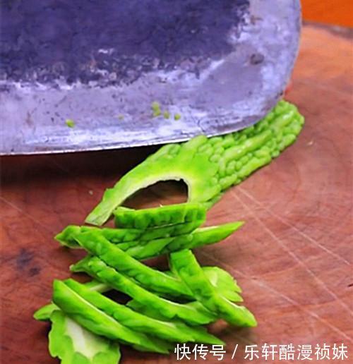 营养健康|清炒苦瓜简单好做，清爽去火，营养健康还没有苦味，很多人不知道