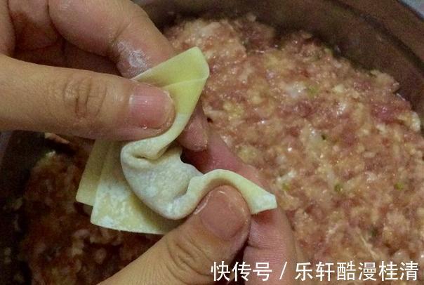 云吞皮|教你包馄饨，沾点水，一捏就好，下锅不破皮