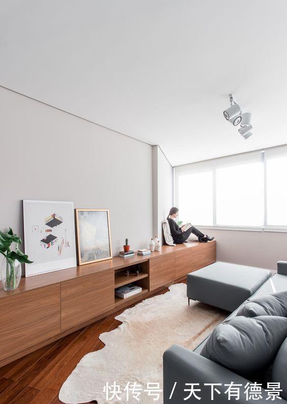 电视柜|电视柜越长越好，靠墙打到窗户边，上面坐人下面收纳，1㎡不浪费