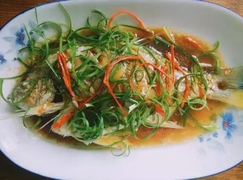 酱油|蒸鱼时，有人放盐也有人放酱油，酒店大厨：都错了！难怪鱼肉不鲜