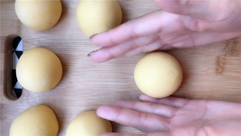 早餐教你用电饭锅做馒头,比用蒸锅做的还简单,馒头蓬松好吃