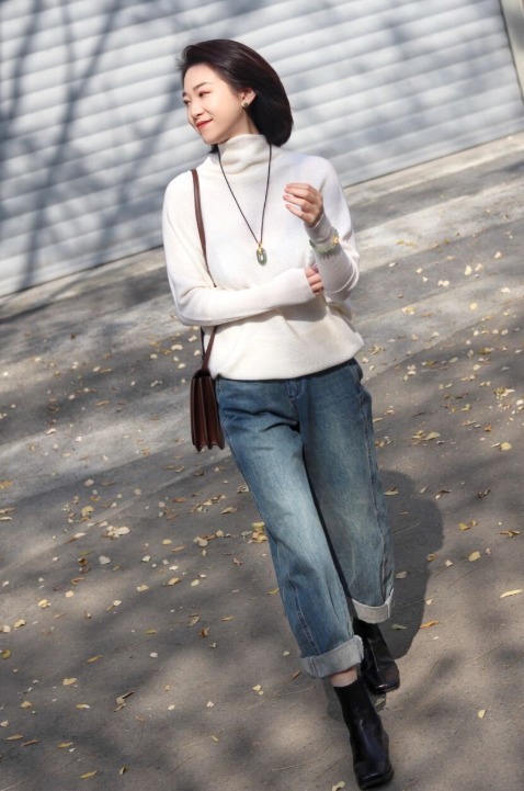 下图 今年流行“毛衣+牛仔裤”,不光保暖舒适,普通人穿了简约又洋气