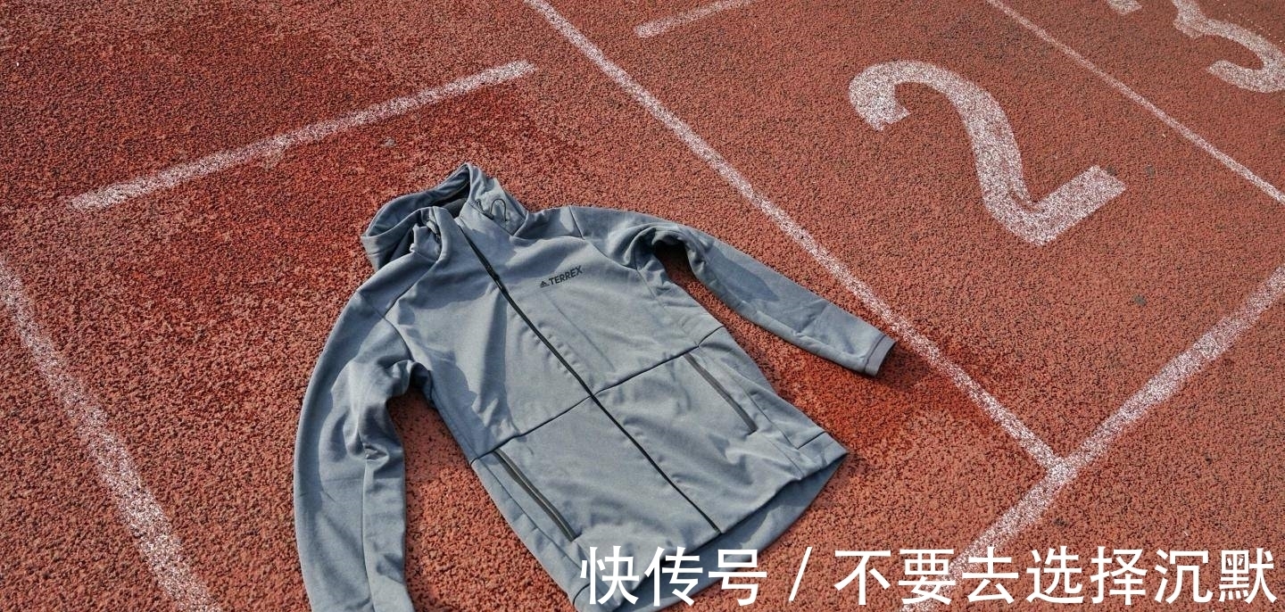 adidas 户外服饰的颜值担当，adidas TERREX连帽夹克外套上手体验