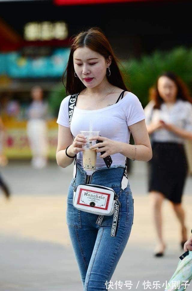 美丽 穿着紧身牛仔裤的小妹妹,展现美丽曲线清新自然,青春可爱!