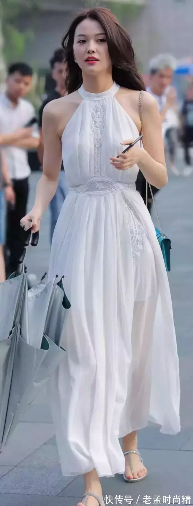 连衣裙 时尚街拍:穿着白色连衣裙的美女温婉动人,如同画中的仙女一般