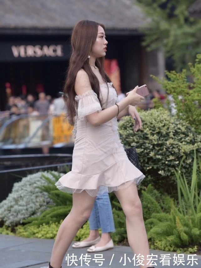 穿搭|最近很火的黑色束脚高跟,搭配蕾丝卡其裹身裙,时尚气息光芒四射
