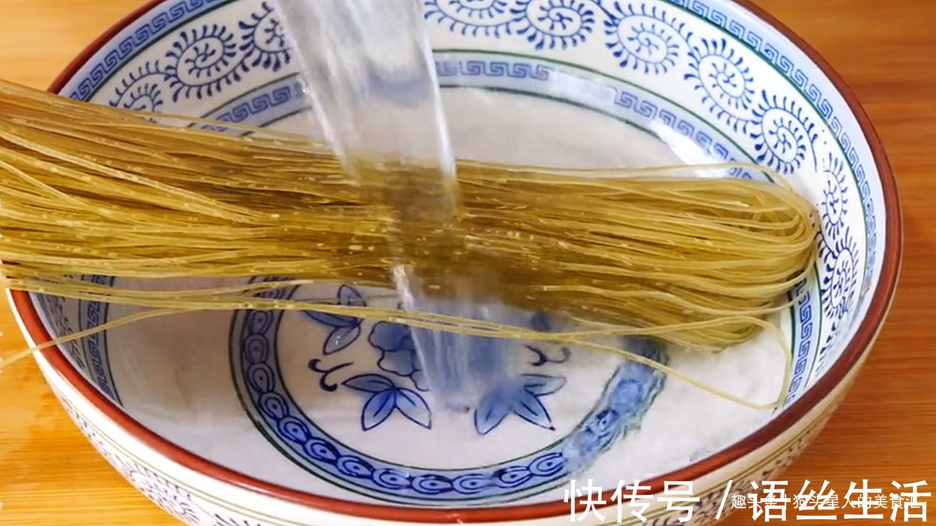 豆腐皮|2张豆腐皮，1把粉条，入锅加水一煮，鲜香味美，出锅连汤汁都不剩