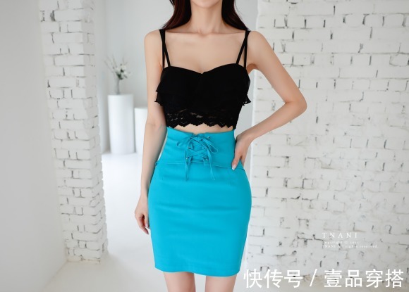 时尚|女神孙允珠高清时尚搭配:钻石蓝梦热带原野撞色吊肩裙