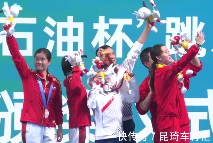 金牌|又暖心又可爱!全红婵与何教练手牵手登上领奖台,挥手+高举金牌