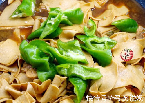 尖椒干豆腐|做尖椒干豆腐，看东北老师傅手法，豆腐夹起颤巍巍，软嫩鲜辣味足