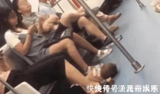 家长|地铁上,妈妈坐着玩手机却让孩子躺地上,宝妈解释后获乘客们称赞