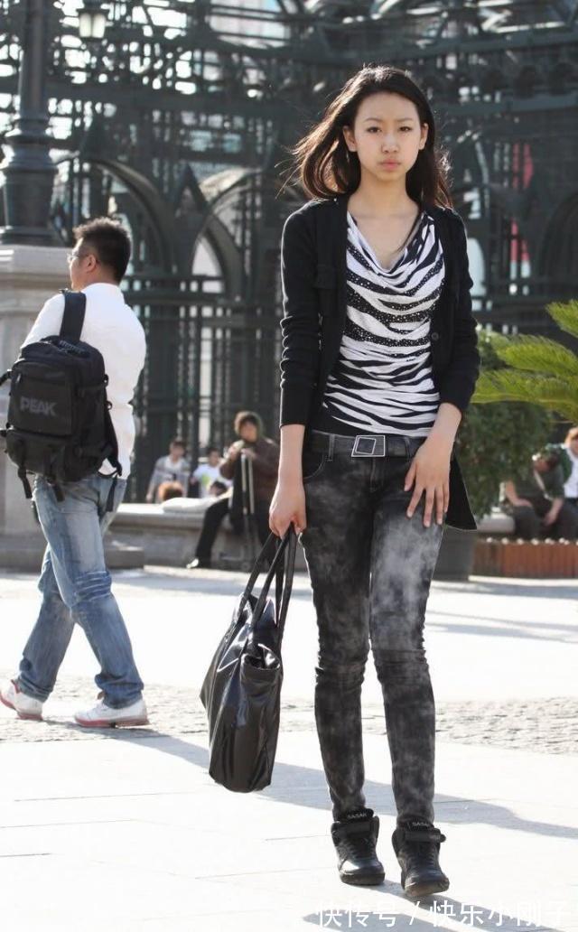 包臀裙 牛仔裤展现清新自然的感觉,可以把自己打扮的端庄秀丽